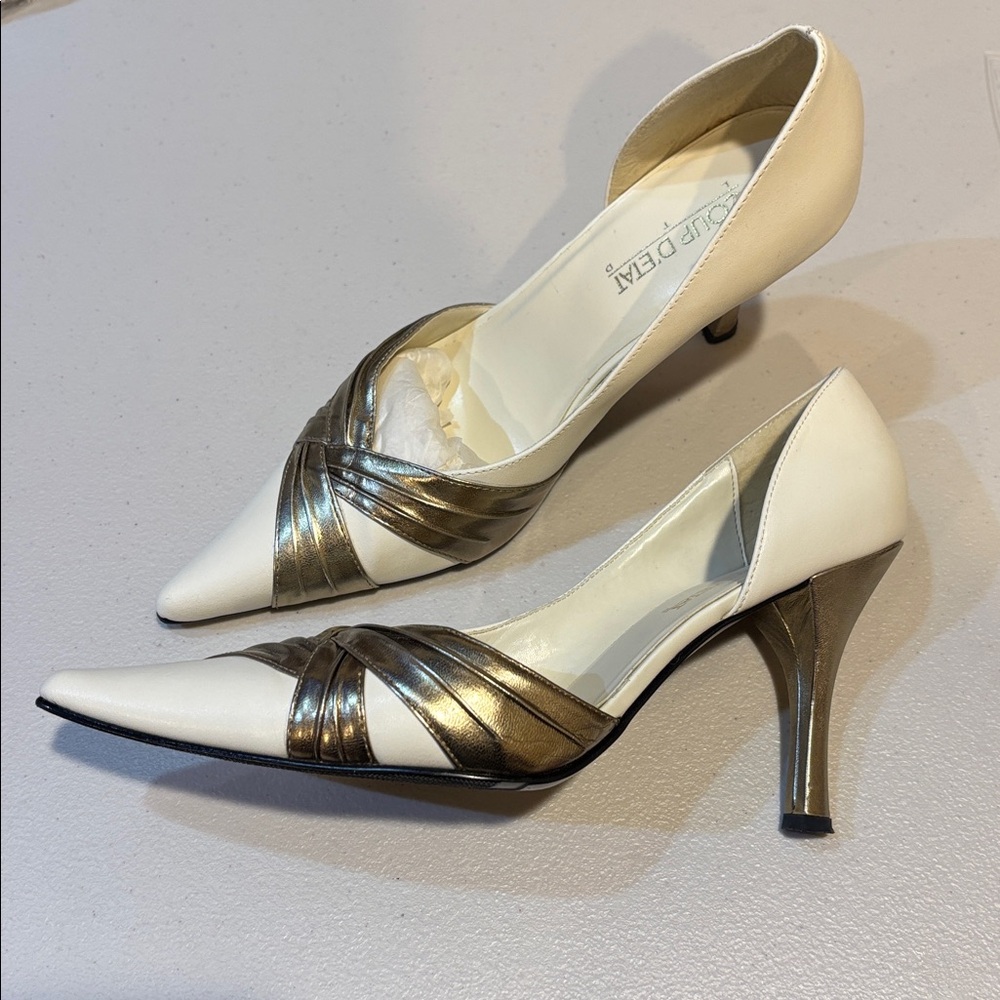 EUC Like New Coup D’etat leather cream/gold shoes size 9.5